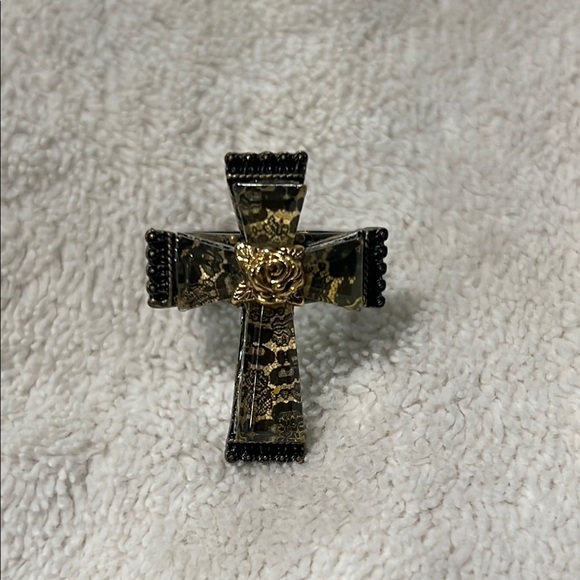 Gold Cross ring. Size 8 - Picture 1 of 3